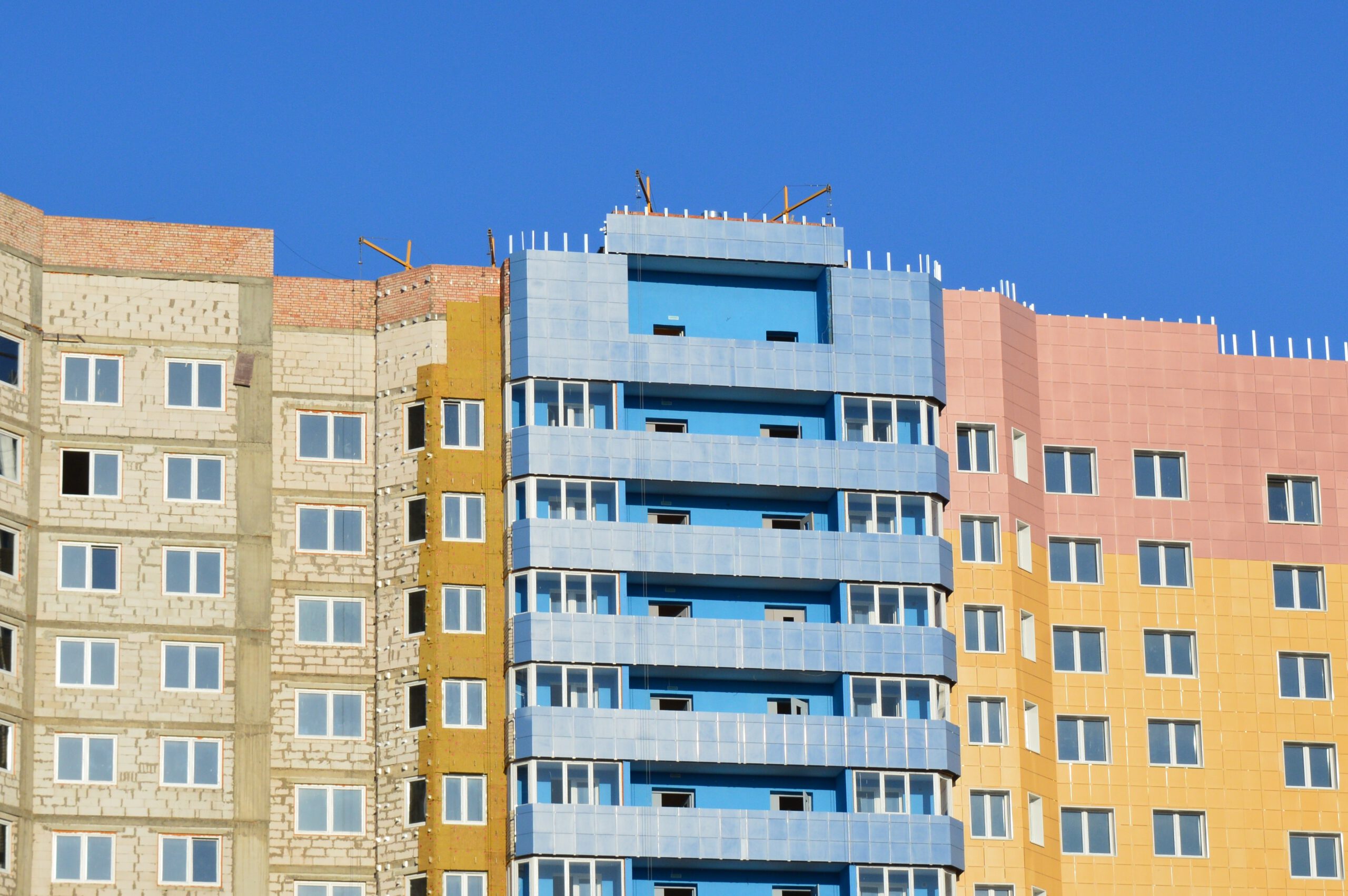 Kolorowy blok mieszkalny z balkonami