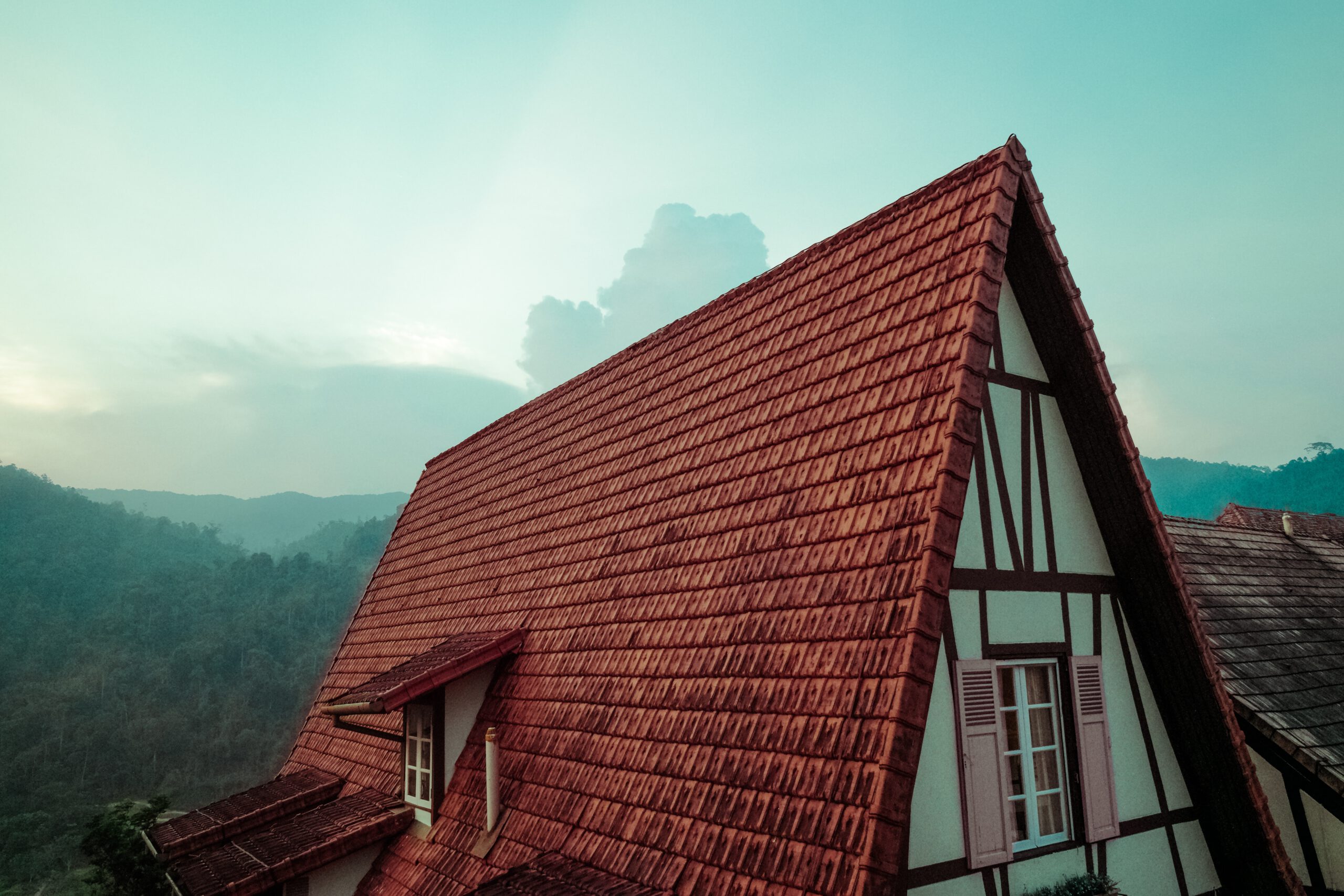 Spadzisty ocieplony dach domu jednorodzinnego pokryty cegłą